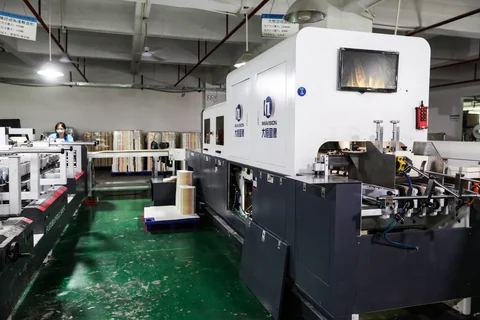 景兴包装全自动品检机实景，展示图文检查与外观品检工序