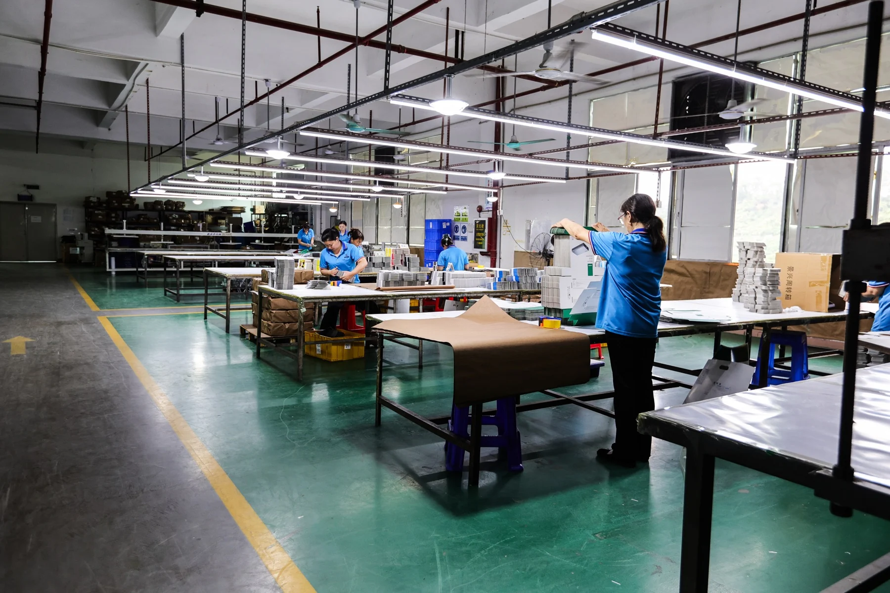 景兴包装精品礼盒加工车间实景，展示内托装配与配件组合工序