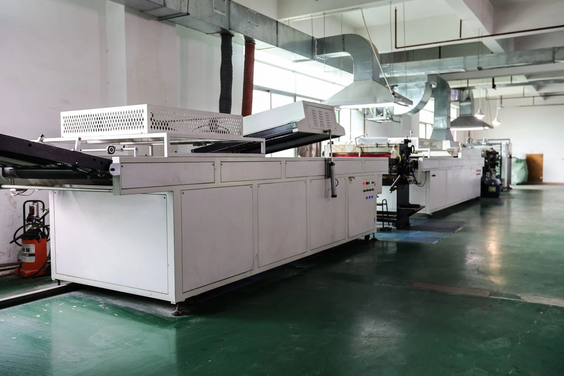 景兴包装过光油机实景，展示表面上光与光泽调整工序