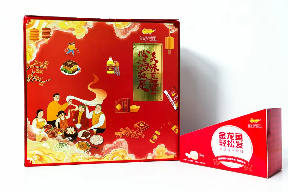金龙鱼节庆食品礼盒实拍：红金配色礼盒搭配独立小盒，以节庆图案和品牌图文形成组合。