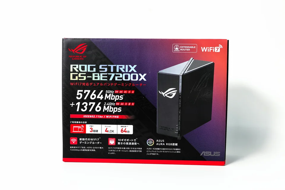ASUS ROG 电竞路由器包装彩盒实拍：宽幅彩盒，以产品图、品牌图文和分区信息呈现包装正面。