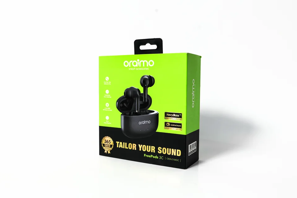 oraimo 无线耳机包装彩盒实拍：绿黑配色彩盒带顶部挂孔，正面集中展示耳机和图文信息。