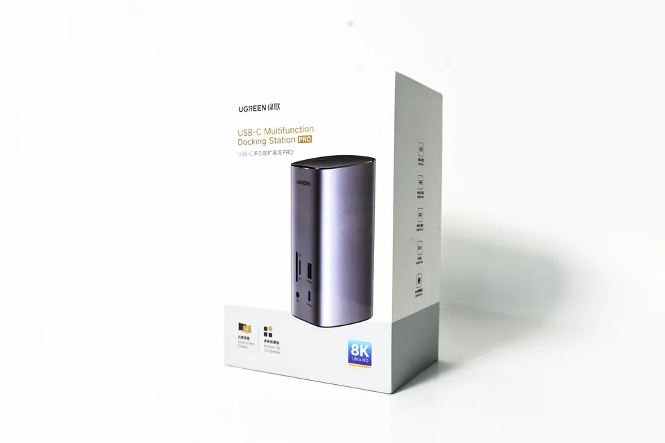 绿联 USB-C 扩展坞包装彩盒实拍：白底长方形彩盒，正面展示扩展坞，侧面留出独立图文区域。